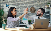 Claudia Braun - Agentur hilft ihre Visionen zu realisieren, wie zwei Menschen, beim Erreichen ihres Ziels High Five machen